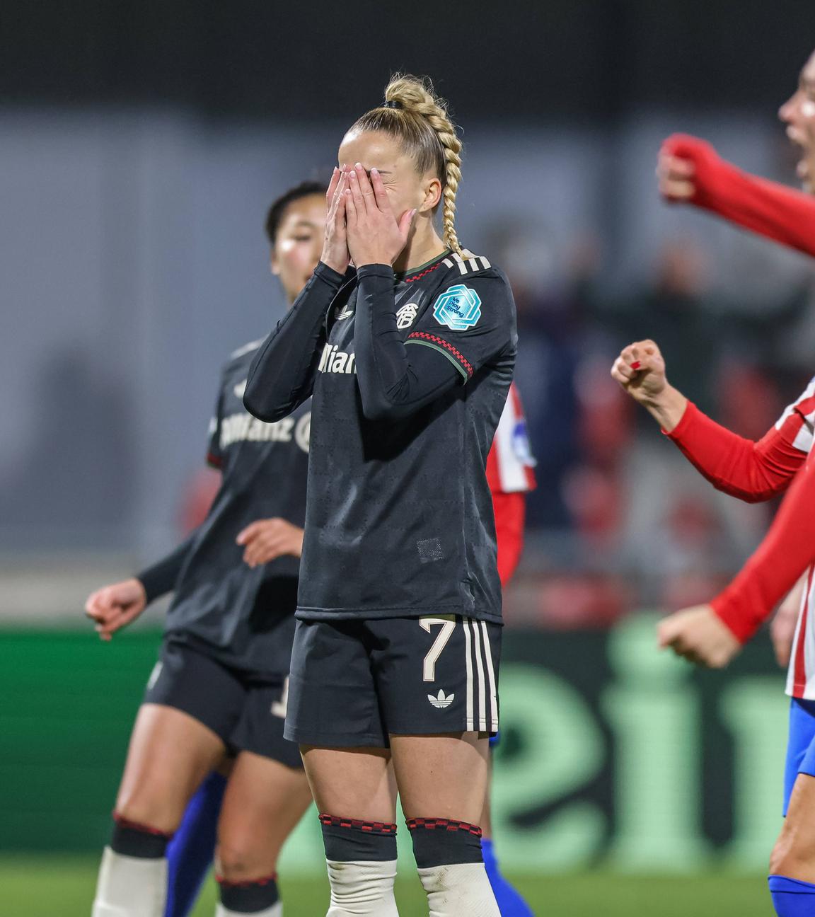 Giuilia Gwinn hält sich beide Hände vor ihr Gesicht, nachdem sie in der 2.Halbzeit einen Elfmeter verschoß.