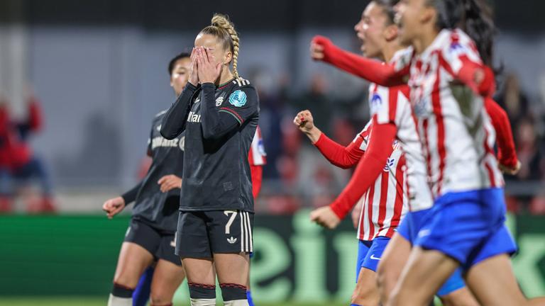 Giuilia Gwinn hält sich beide Hände vor ihr Gesicht, nachdem sie in der 2.Halbzeit einen Elfmeter verschoß.