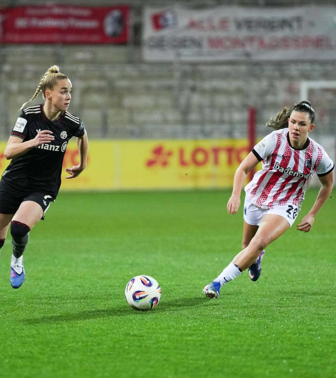 Bayerns Außernverteidigerin Giulia Gwinn kann im Zweikampf mit Freiburgs Flügelspielerin Leela Egli den Ball behaupten
