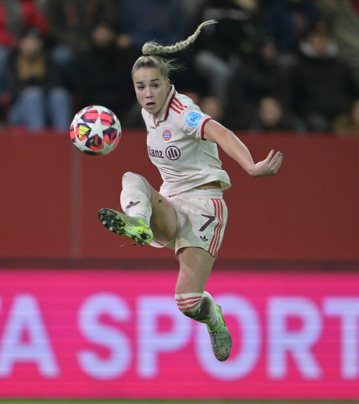 Giulia Gwinn nimmt einen Ball an