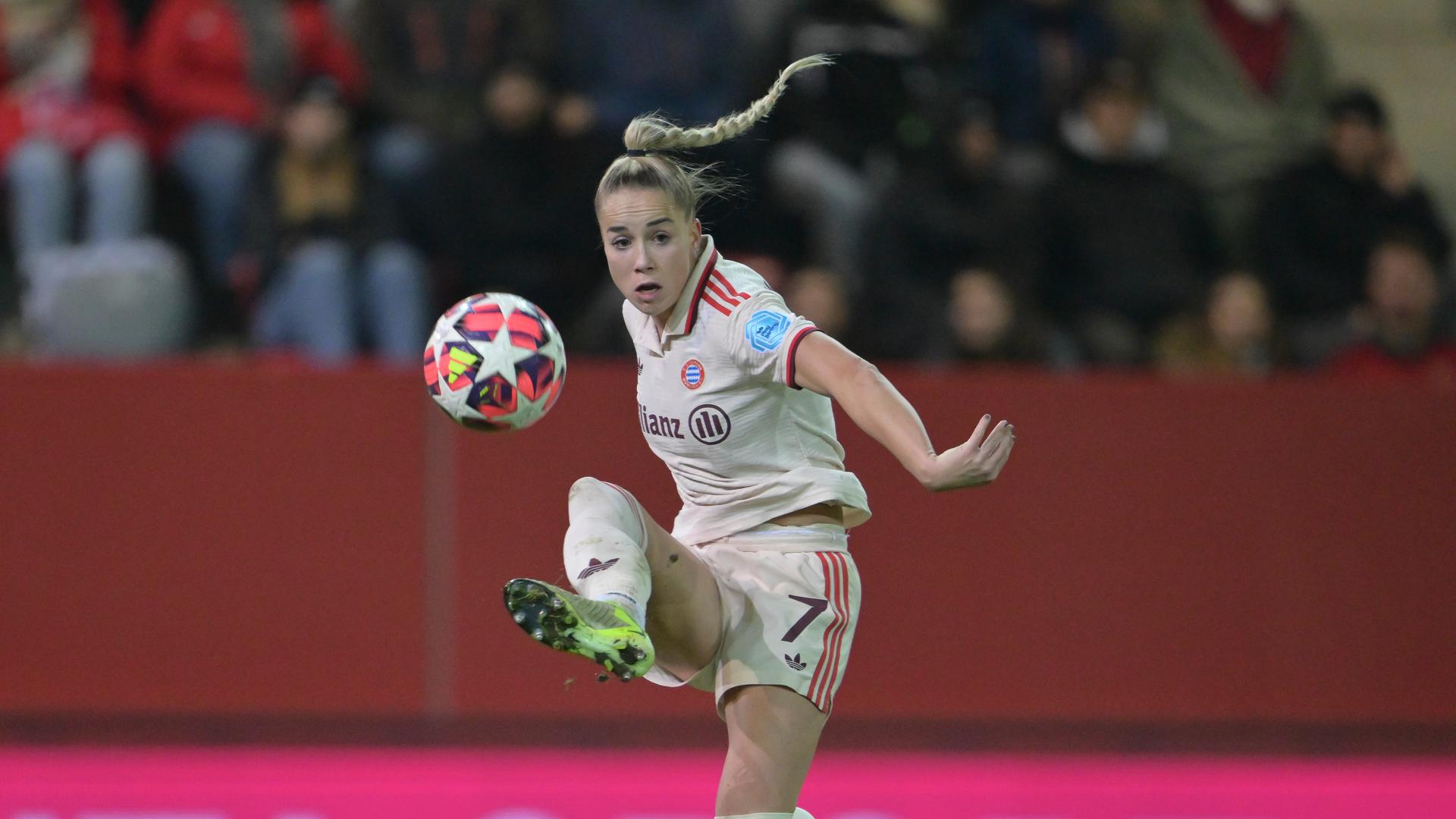 Giulia Gwinn nimmt einen Ball an