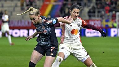 Giulia Gwinn und Dzsenifer Marozsan im Zweikampf