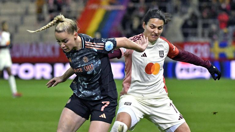 Giulia Gwinn und Dzsenifer Marozsan im Zweikampf