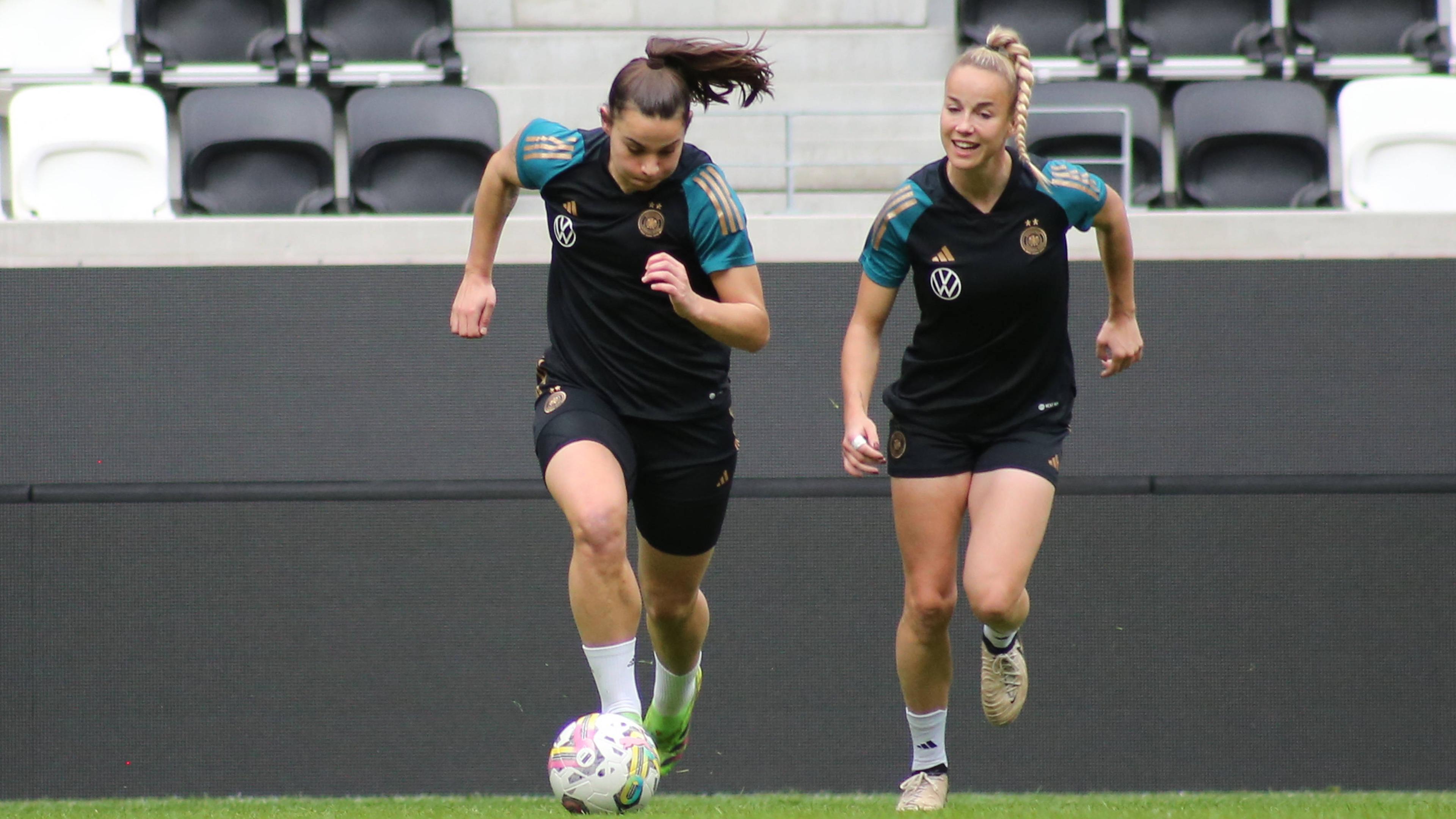 Lena Oberdorf und Giulia Gwinn im DFB-Training
