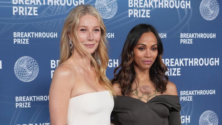 Beim "Breakthrough Award" in Los Angeles trafen sich Gwyneth Paltrow und Zoe Saldana ganz zufällig. Und stellten fest, dass ihr "Salt and Pepper"-Look gut zusammenpasst. (07.04.2025)