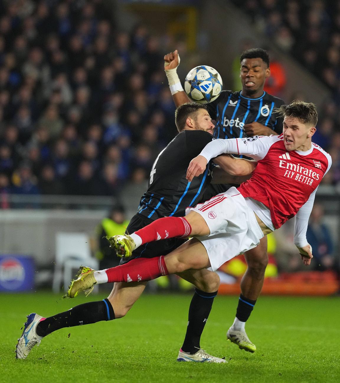 Im Zweikampf mit seinen Gegenspielern, Brandon Mechele und Raphael Onyedika, wird Arsenals Viktor Gyökeres zu Boden gestoßen.