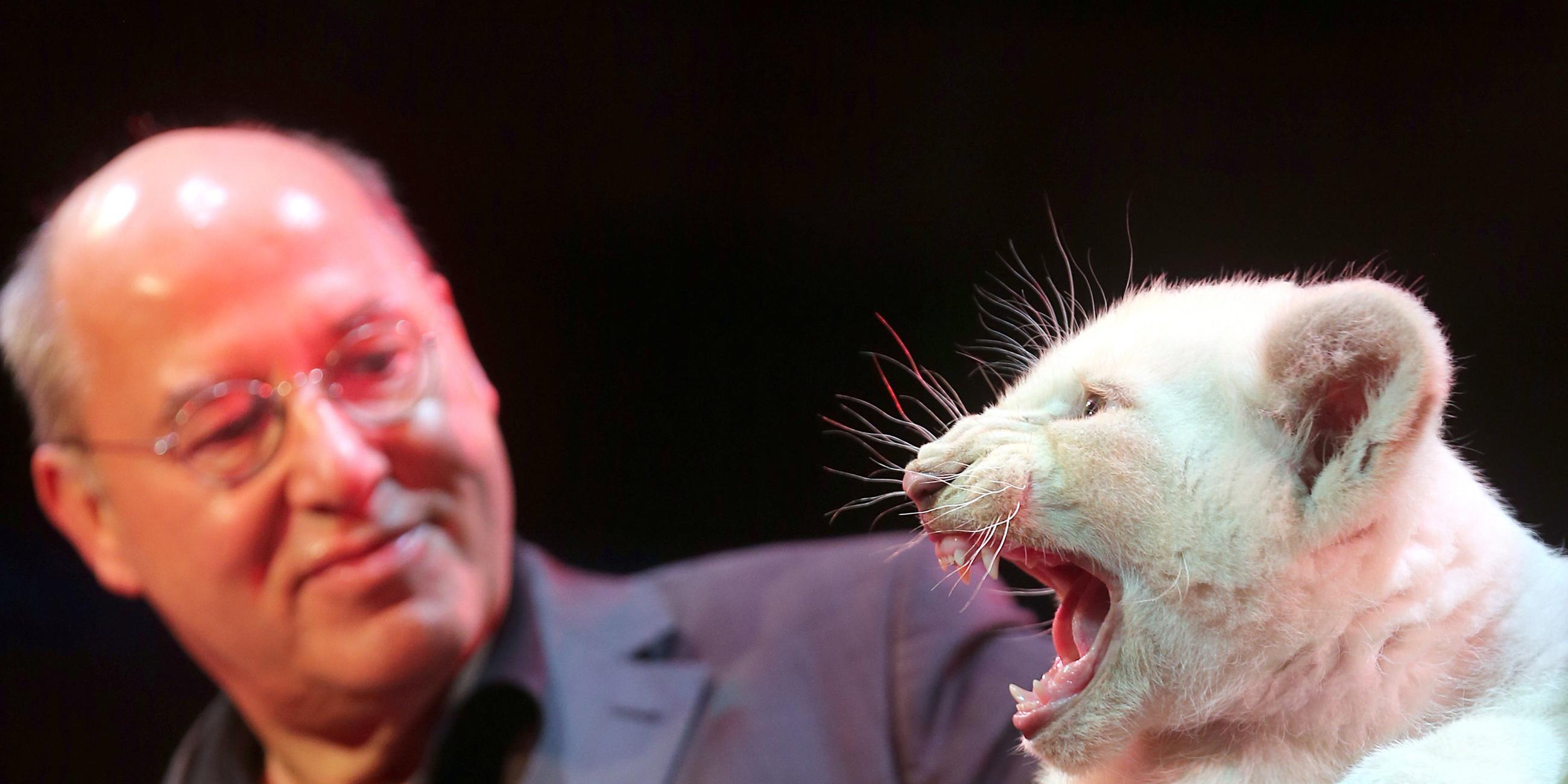 Gregor Gysi mit weißem Löwenbaby