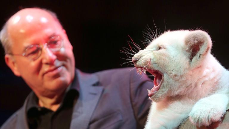 Gregor Gysi mit weißem Löwenbaby
