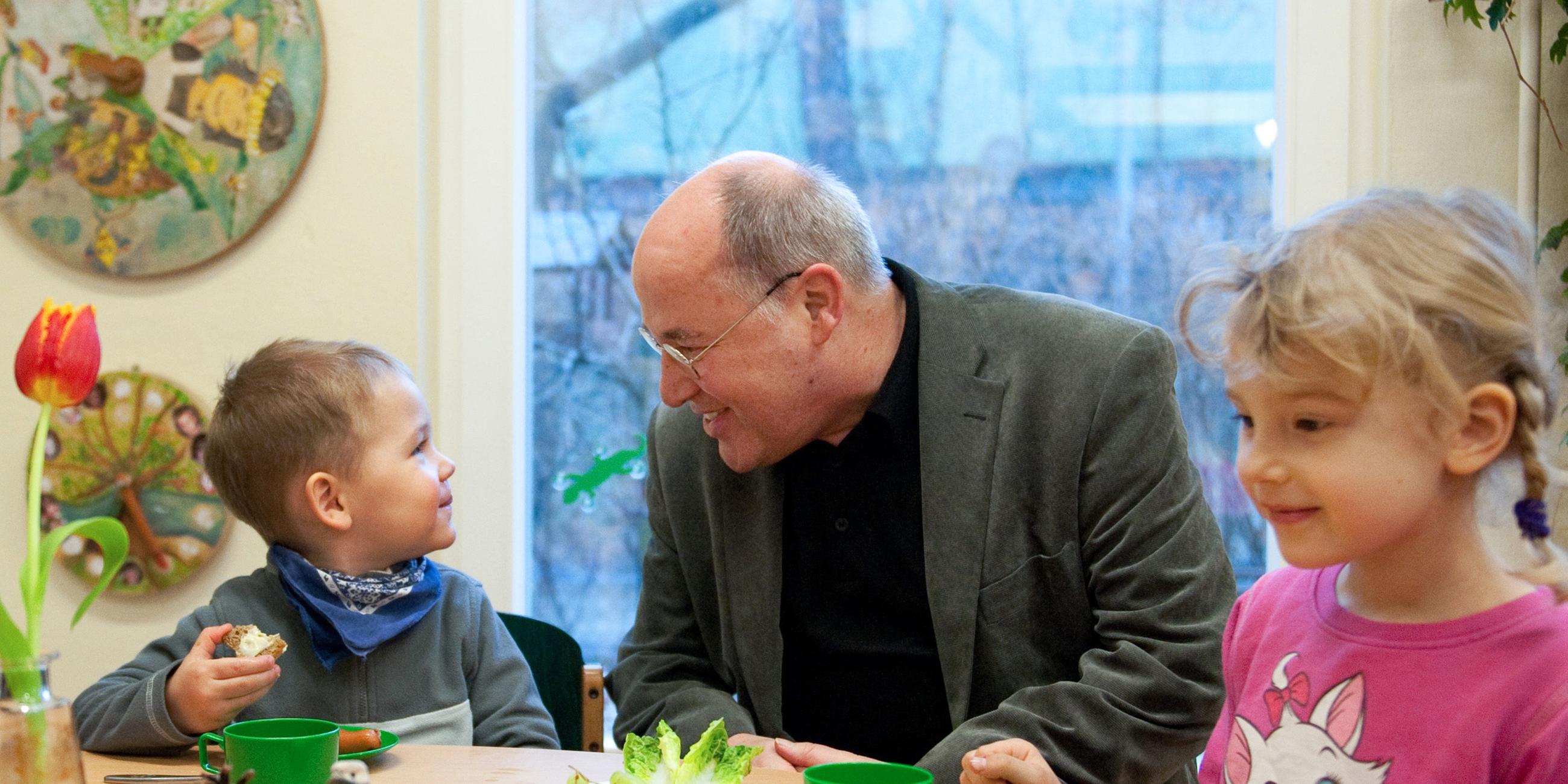 Gregor Gysi in der Kindertagesstätte Waldspielhaus