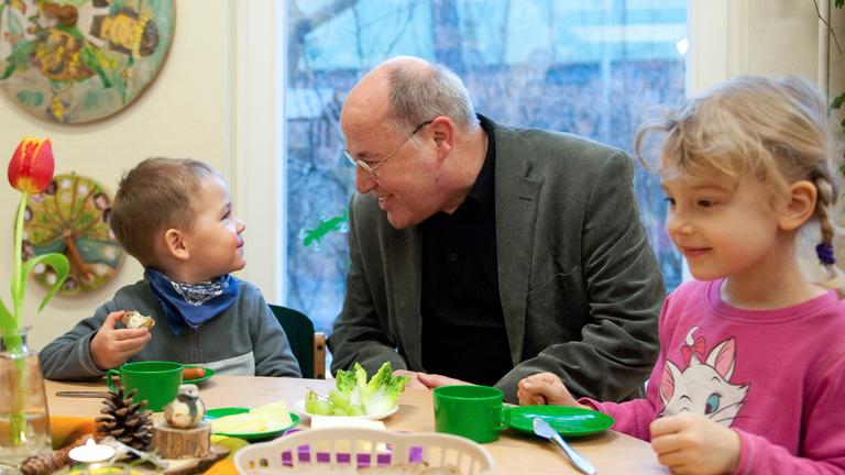 Gregor Gysi in der Kindertagesstätte Waldspielhaus