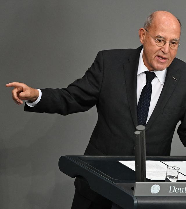 Gregor Gysi (Die Linke) spricht bei einer Sitzung im Bundestag am 23.09.2026.