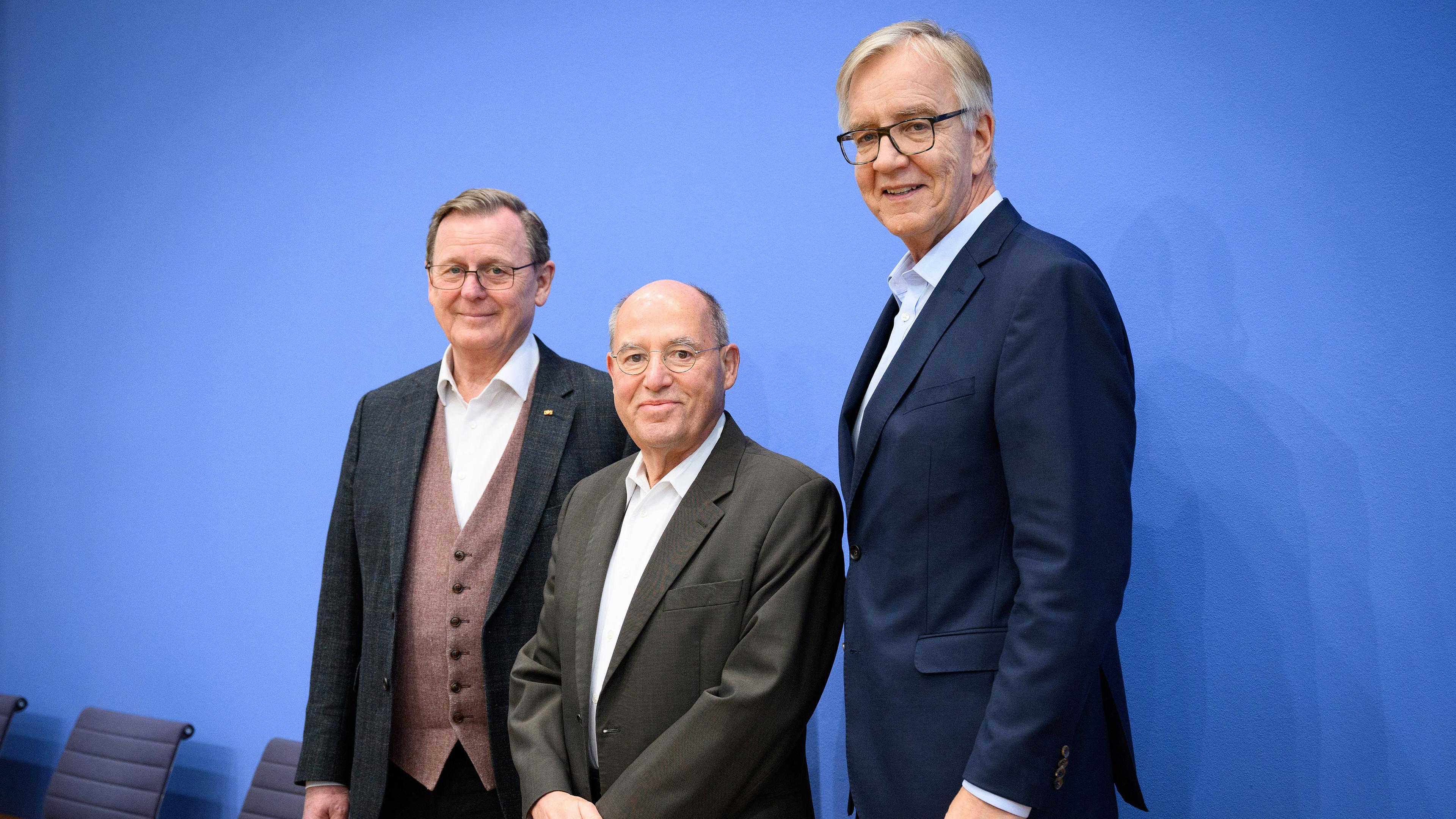 Die Linken-Politiker Bodo Ramelow (l-r), Geschäftsführender Ministerpräsident des Freistaats Thüringen, Gregor Gysi (MdB) und Dietmar Bartsch (MdB) am 20.11.2024 in Berlin