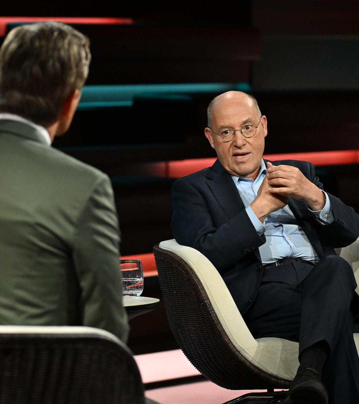Gregor Gysi sitzt im TV-Studio von Markus Lanz auf einem Stuhl