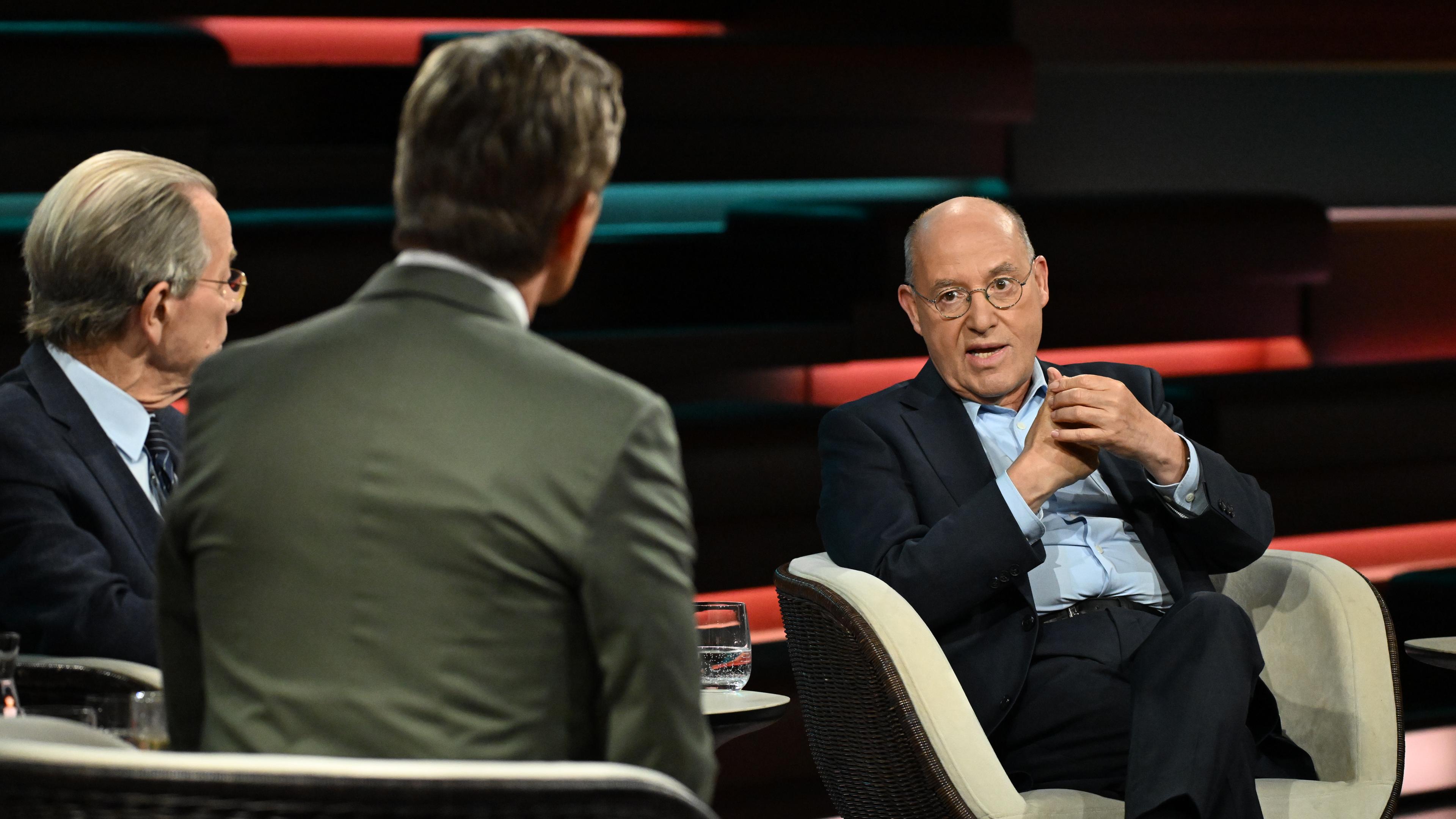Gregor Gysi sitzt im TV-Studio von Markus Lanz auf einem Stuhl