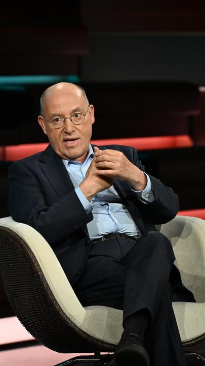 Gregor Gysi sitzt im TV-Studio von Markus Lanz auf einem Stuhl