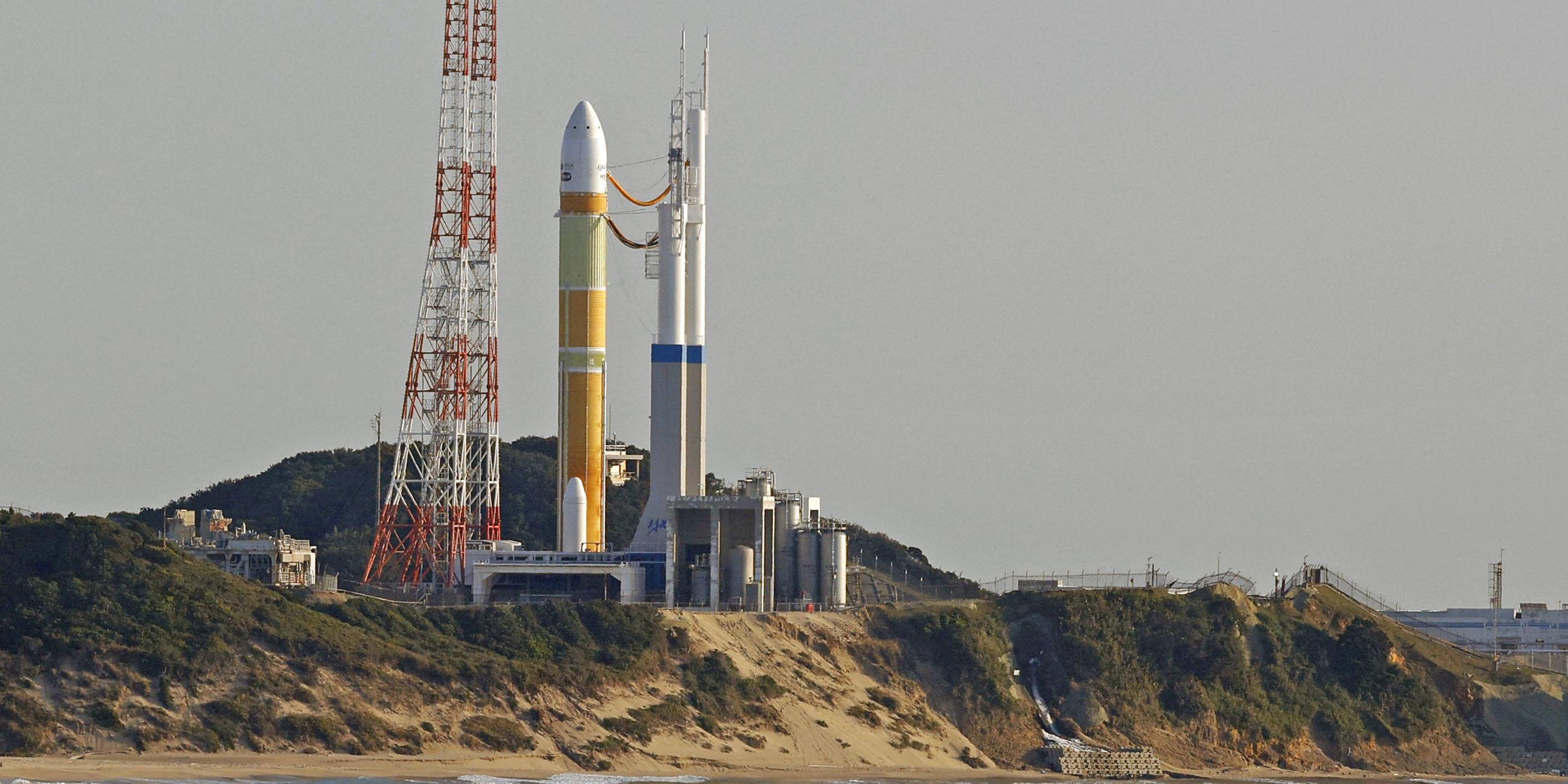 Japans H3-Rakete mit einem Landbeobachtungssatelliten steht am Starttag im Tanegashima Space Center in Minamitane am 7. März 2023 auf einer Plattform.