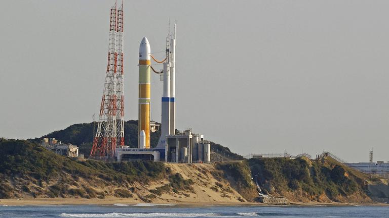 Japans H3-Rakete mit einem Landbeobachtungssatelliten steht am Starttag im Tanegashima Space Center in Minamitane am 7. März 2023 auf einer Plattform.