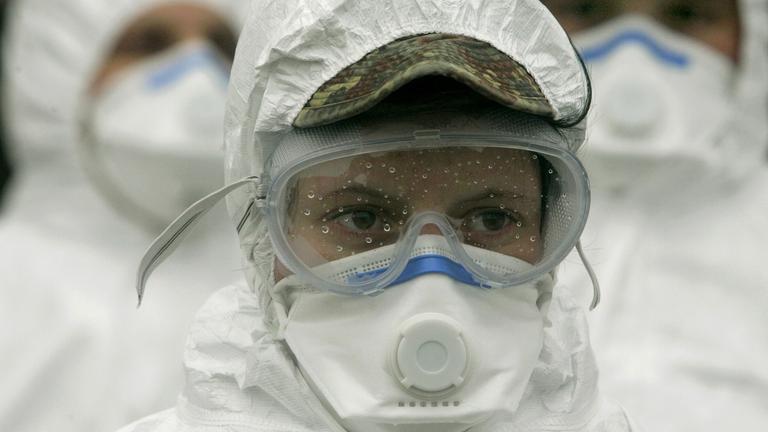 Bundeswehrsoldatin in Schutzkleidung (Archiv).