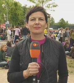 ZDF-Reporterin Melanie Haack bei einer Demonstration zum AfD-Bundesparteitag vor der Messe in Erfurt. 