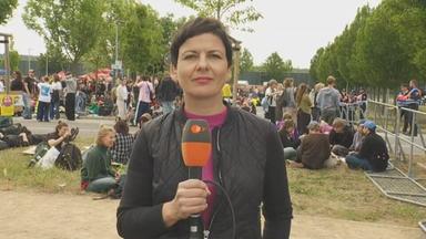 ZDF-Reporterin Melanie Haack bei einer Demonstration zum AfD-Bundesparteitag vor der Messe in Erfurt. 