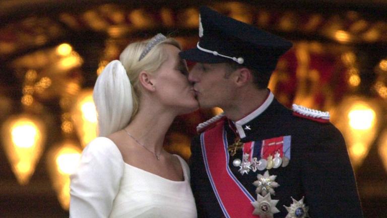 Kronprinzessin Mette-Marit und Kronprinz Haakon küssen sich am 25. August 2001