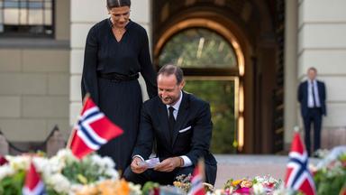 Auf dem Bild zu sehen ist: Haakon umgeben voll Trauer-Blumen.