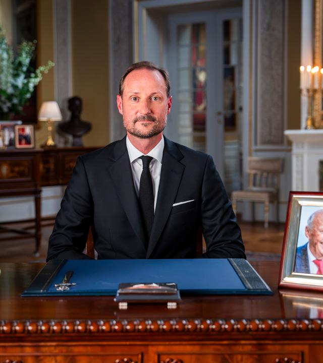 Norwegens neuer König, König Haakon VIII., wird im Palast seine erste Rede als Monarch halten. Der neue König wird eine Gedenkrede für seinen Vater, König Harald, halten