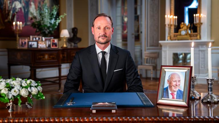 Norwegens neuer König, König Haakon VIII., wird im Palast seine erste Rede als Monarch halten. Der neue König wird eine Gedenkrede für seinen Vater, König Harald, halten