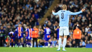 Manchester Citys Stürmer Erling Haaland reißt frustriert die Arme hoch, nachdem Paris Saint-Germain bereits in der 15. Minute auf 2:0 erhöht hat.