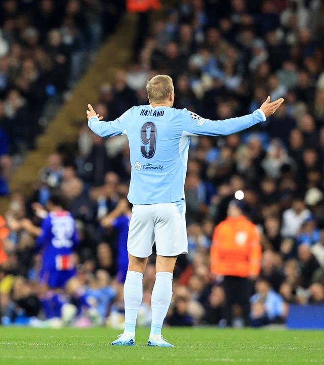 Manchester Citys Stürmer Erling Haaland reißt frustriert die Arme hoch, nachdem Paris Saint-Germain bereits in der 15. Minute auf 2:0 erhöht hat.