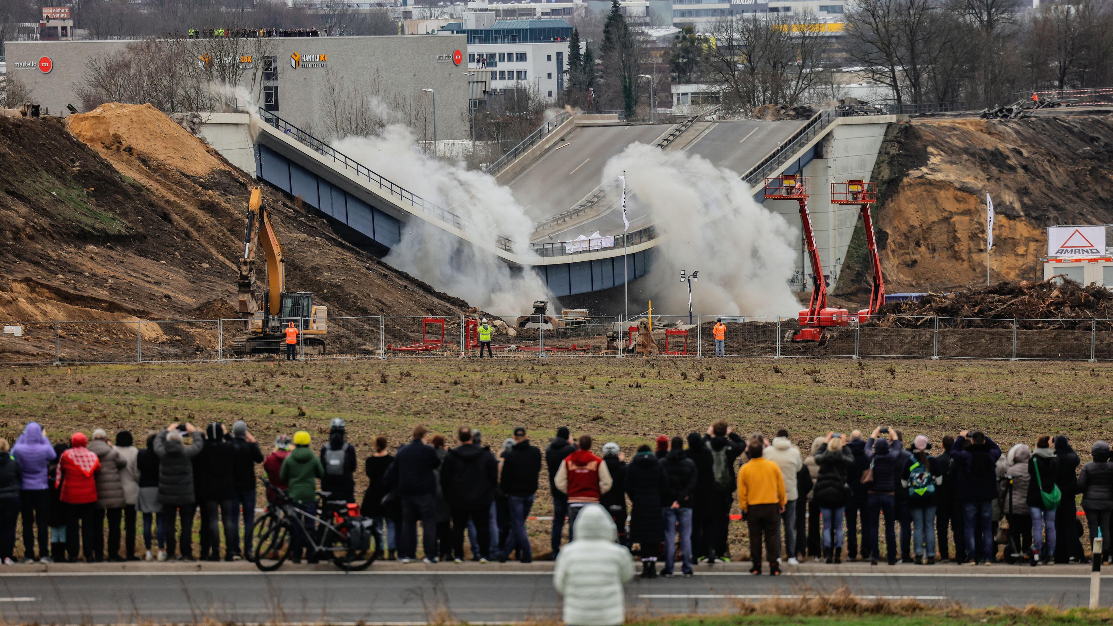 Schaulustige beobachten die Sprengung der Haarbachtalbrücke am 30.01.2024.