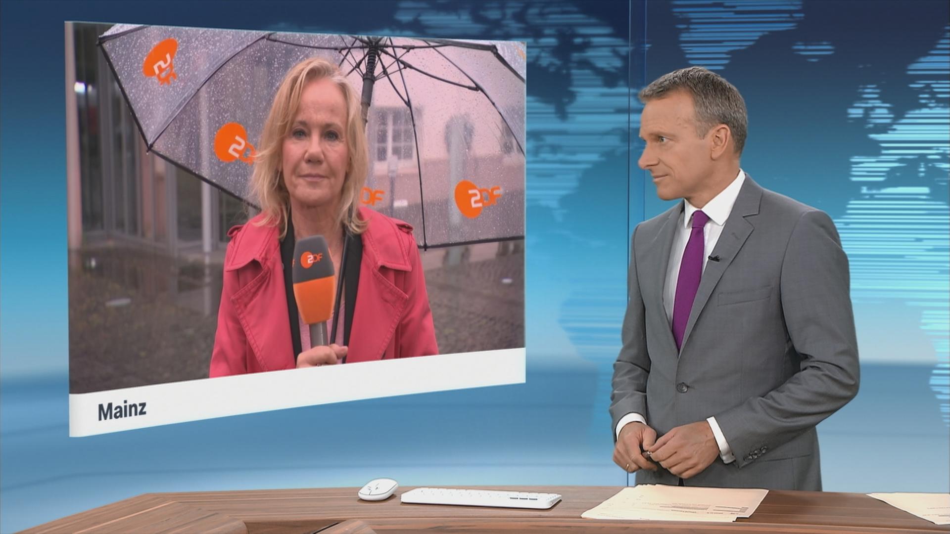 Reporterin Christel Haas in Mainz im Gespräch mit Moderator Carsten Rüger.
