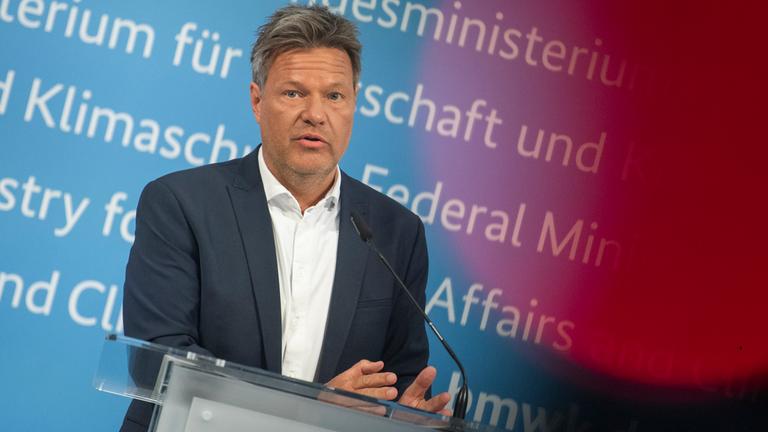 Robert Habeck (Bündnis 90/Die Grünen), Bundesminister für Wirtschaft und Klimaschutz, spricht bei einer Pressekonferenz. 