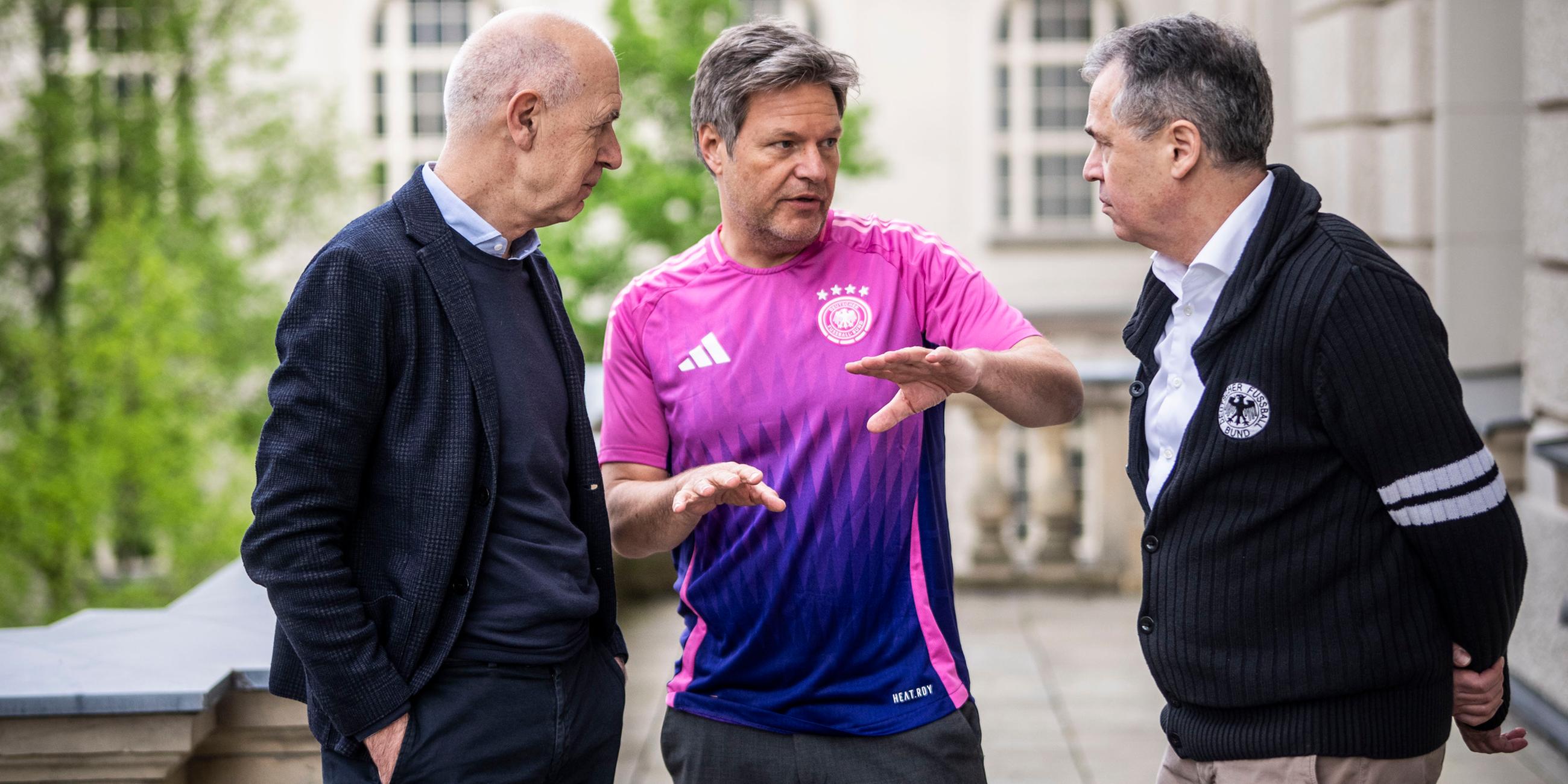 Bundesminister Habeck trifft DFB-Bosse im pinken Trikot