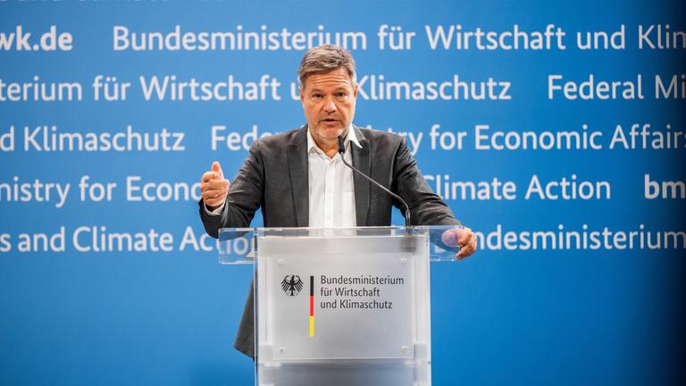 Wirtschaftsminister Robert Habeck hält eine Rede.