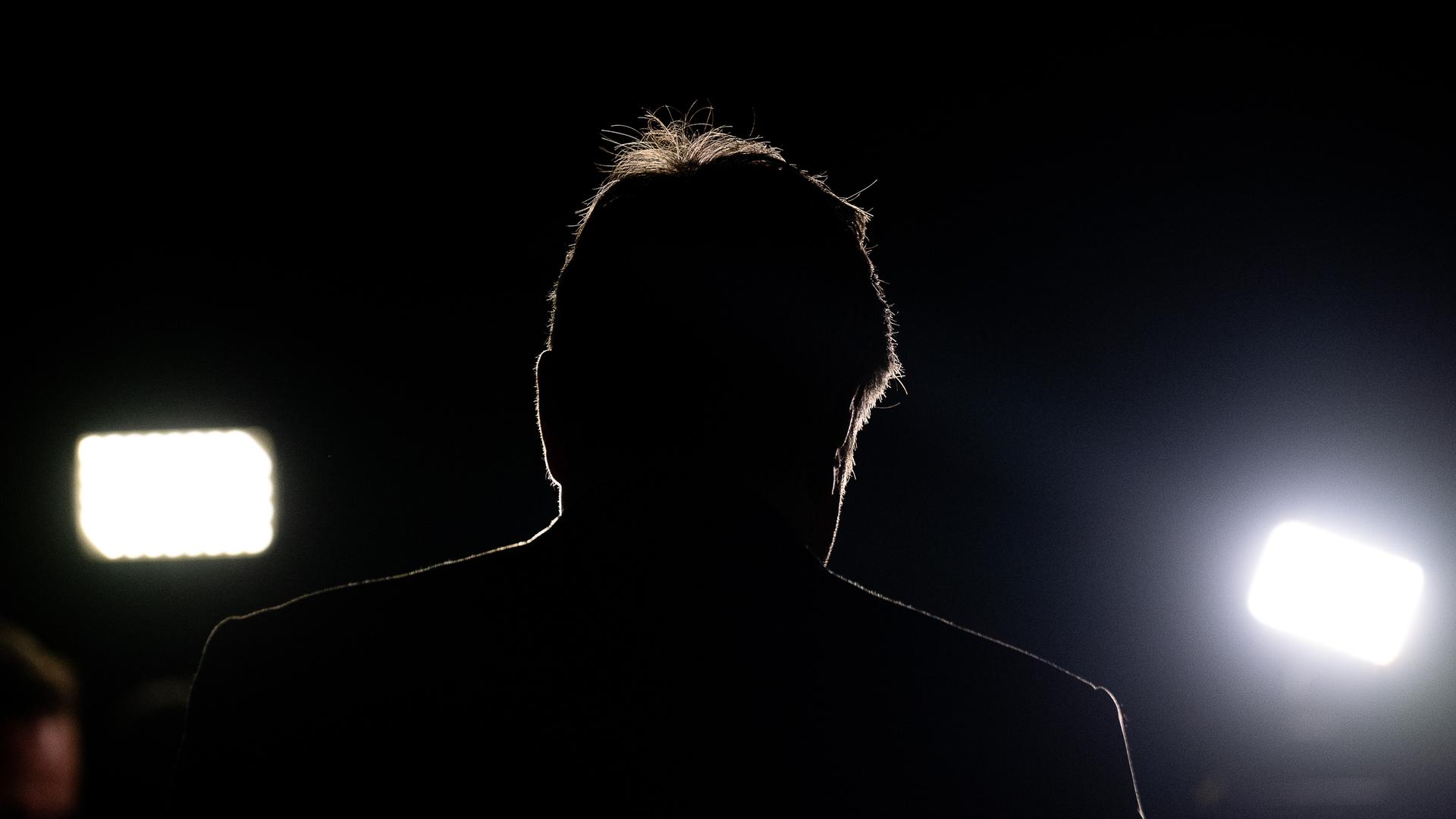 Die Silhouette von Wirtschaftsminister Robert Habeck von hinten im Gegenlicht, bei seinem Besuch in China.