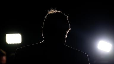 Die Silhouette von Wirtschaftsminister Robert Habeck von hinten im Gegenlicht, bei seinem Besuch in China.