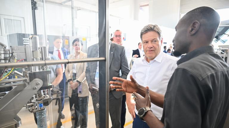 Habeck spricht mit einem Auszubildenden in Kenia.