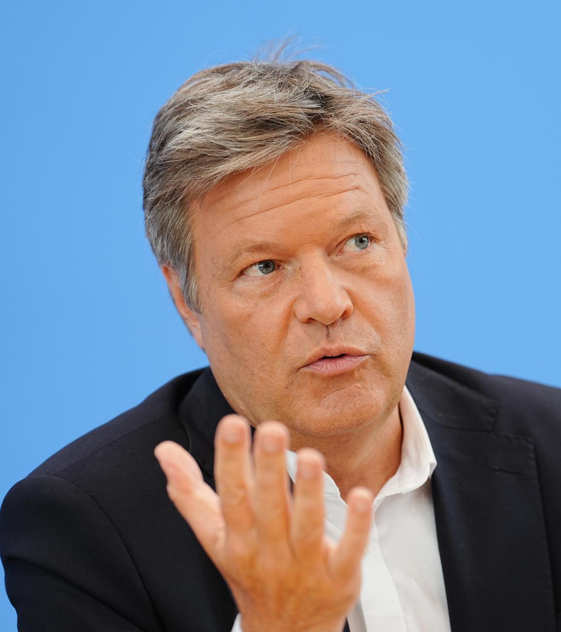 Robert Habeck (Bündnis 90/Die Grünen), geschäftsführender Bundesminister für Wirtschaft und Klimaschutz, stellt die Frühjahrsprojektion der geschäftsführenden Bundesregierung vor.