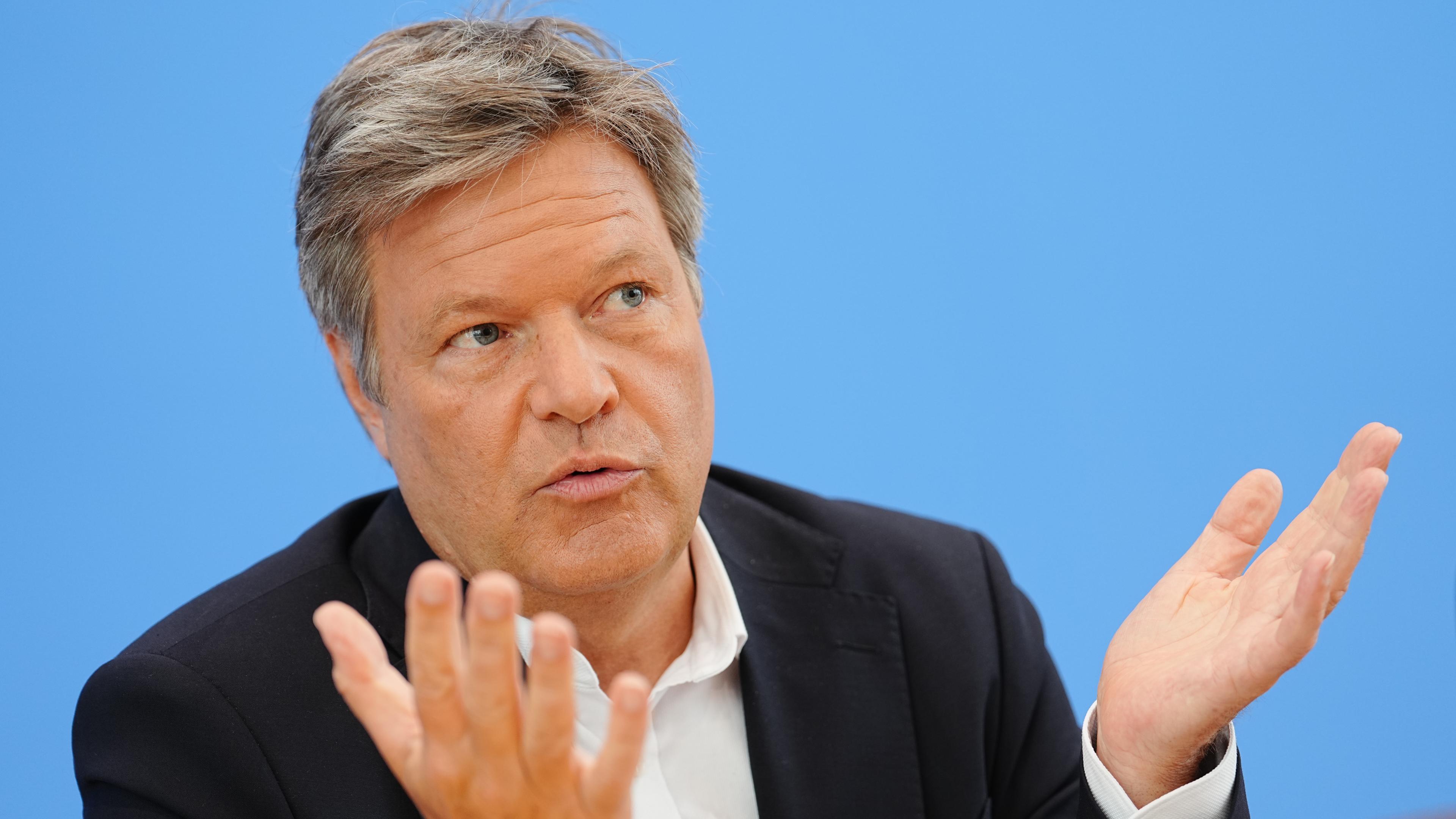 Robert Habeck (Bündnis 90/Die Grünen), geschäftsführender Bundesminister für Wirtschaft und Klimaschutz, stellt die Frühjahrsprojektion der geschäftsführenden Bundesregierung vor.