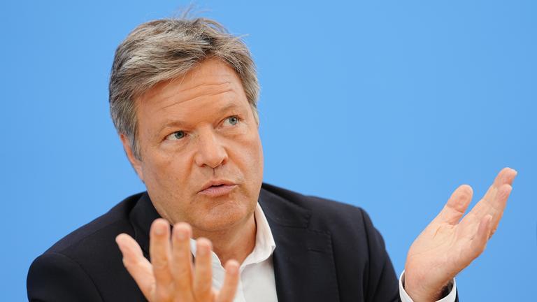 Robert Habeck (Bündnis 90/Die Grünen), geschäftsführender Bundesminister für Wirtschaft und Klimaschutz, stellt die Frühjahrsprojektion der geschäftsführenden Bundesregierung vor.