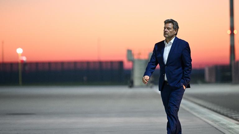 Der Bundeswirtschaftsminister Robert Habeck am FLughafen, vor seinem Flug nach Kenia.