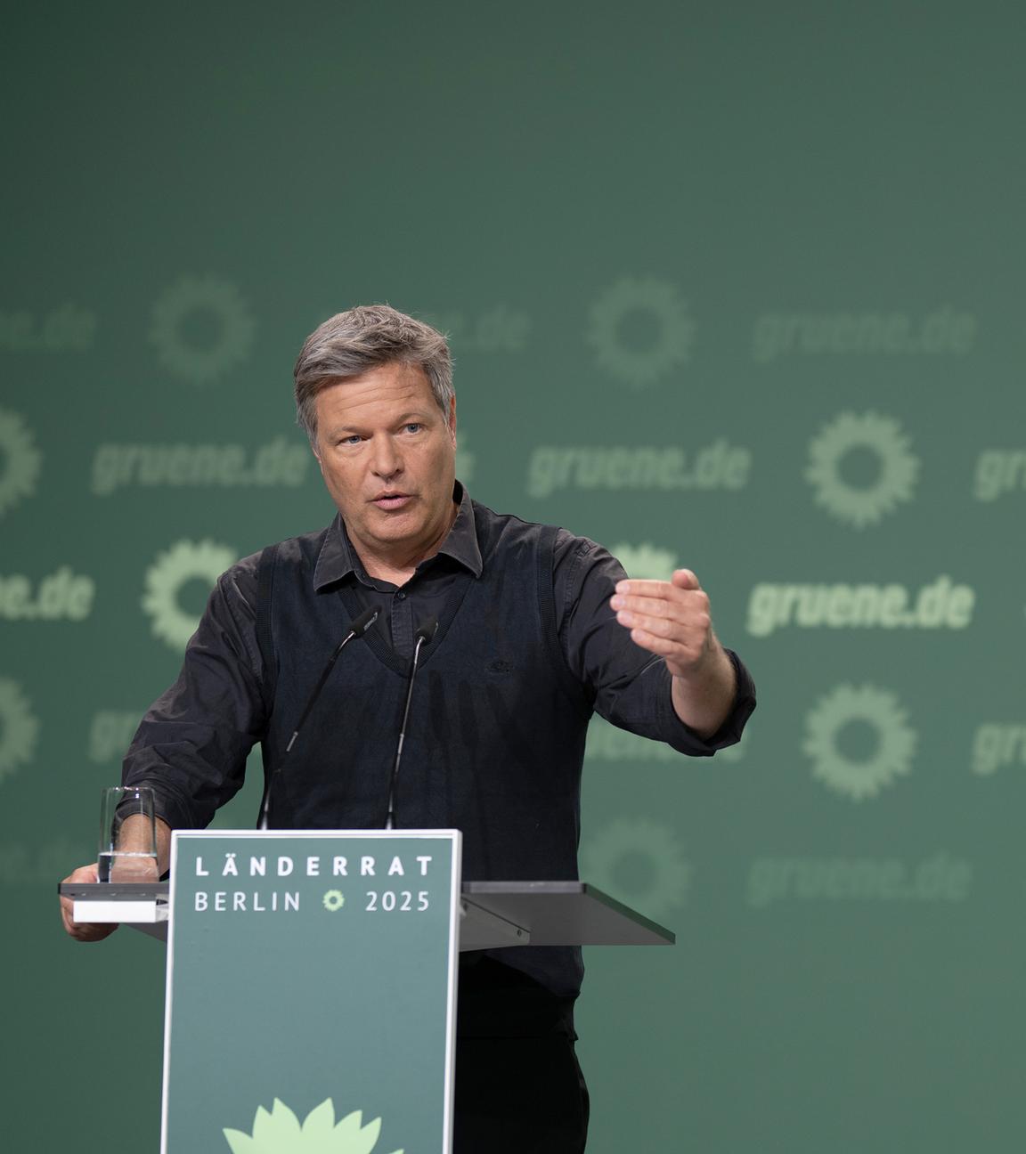 Robert Habeck (Bündnis 90/Die Grünen), geschäftsführender Bundesminister für Wirtschaft und Klimaschutz, spricht während eines kleinen Parteitags von Bündnis 90/Die Grünen.