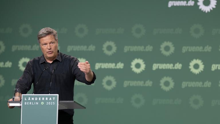 Robert Habeck (Bündnis 90/Die Grünen), geschäftsführender Bundesminister für Wirtschaft und Klimaschutz, spricht während eines kleinen Parteitags von Bündnis 90/Die Grünen.