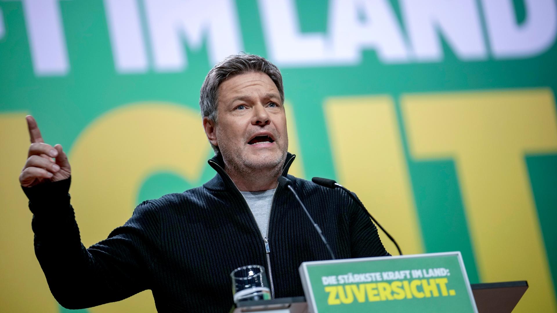 Der Spitzenkandidat der Grünen, Bundeswirtschaftsminister Robert Habeck, spricht auf einem Parteitag in Berlin.