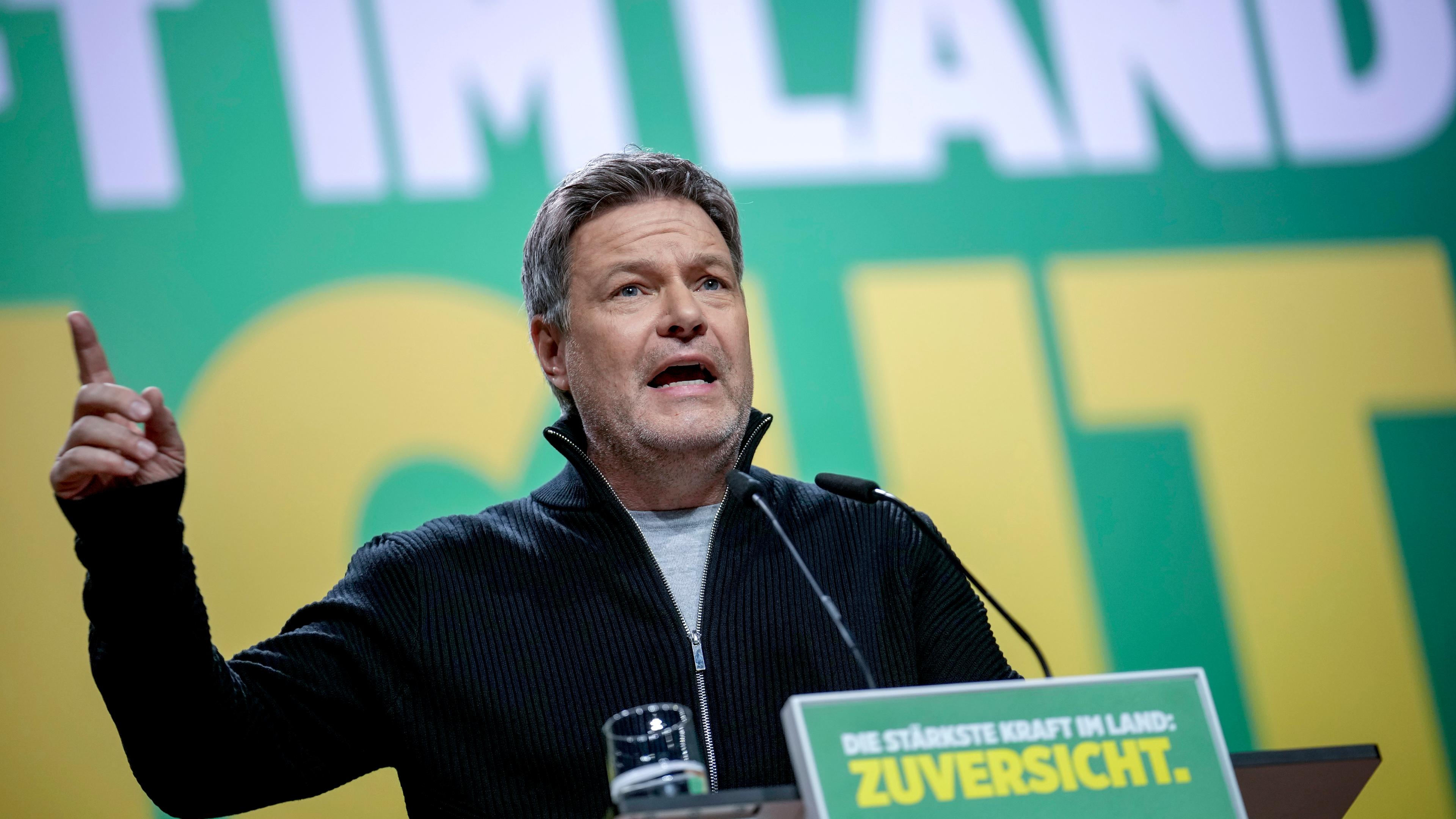 Der Spitzenkandidat der Grünen, Bundeswirtschaftsminister Robert Habeck, spricht auf einem Parteitag in Berlin.
