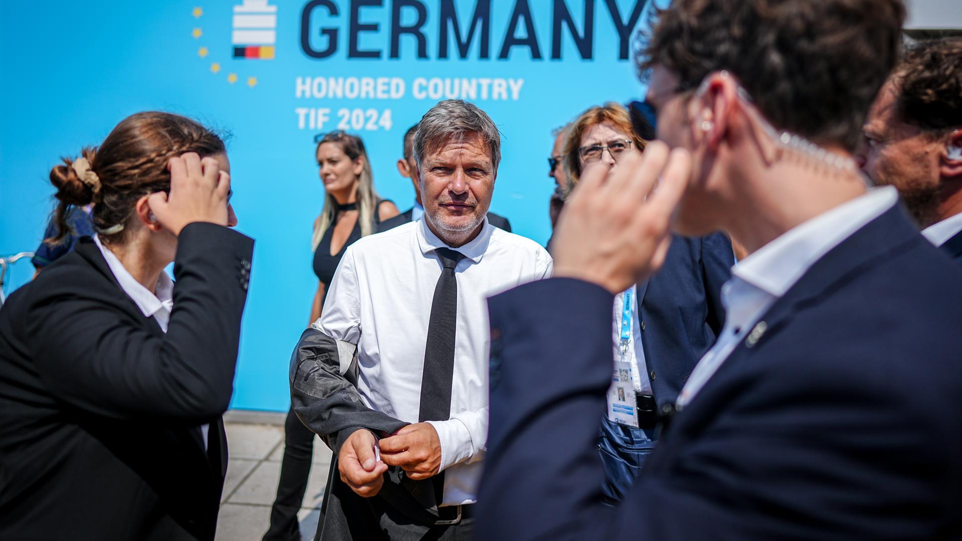 Vizekanzler Habeck in Begleitung von Personenschützern des Bundeskriminalamts in Thessaloniki.