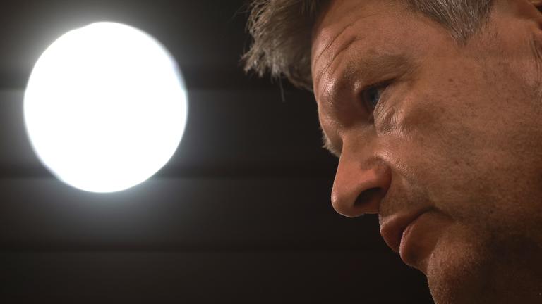 Wirtschaftsminister Habeck spricht auf einer Pressekonferenz nach Gesprächen mit der Automobilindustrie.