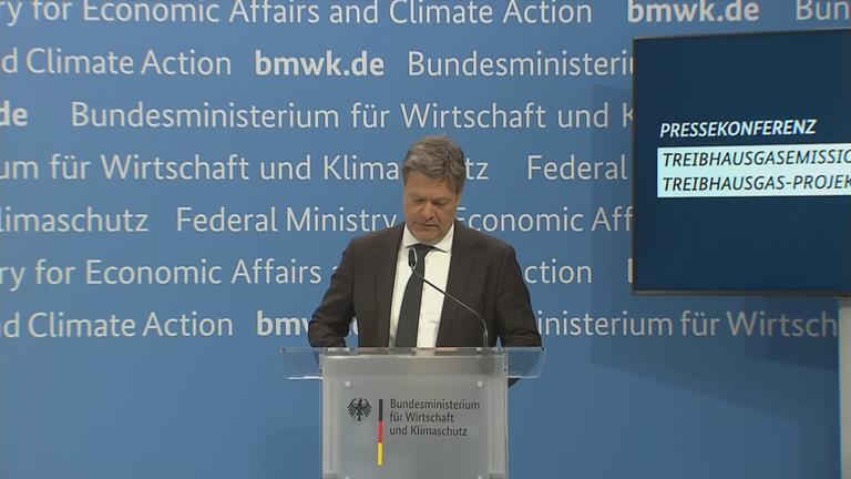 Robert Habeck spricht auf einer Pressekonferenz.