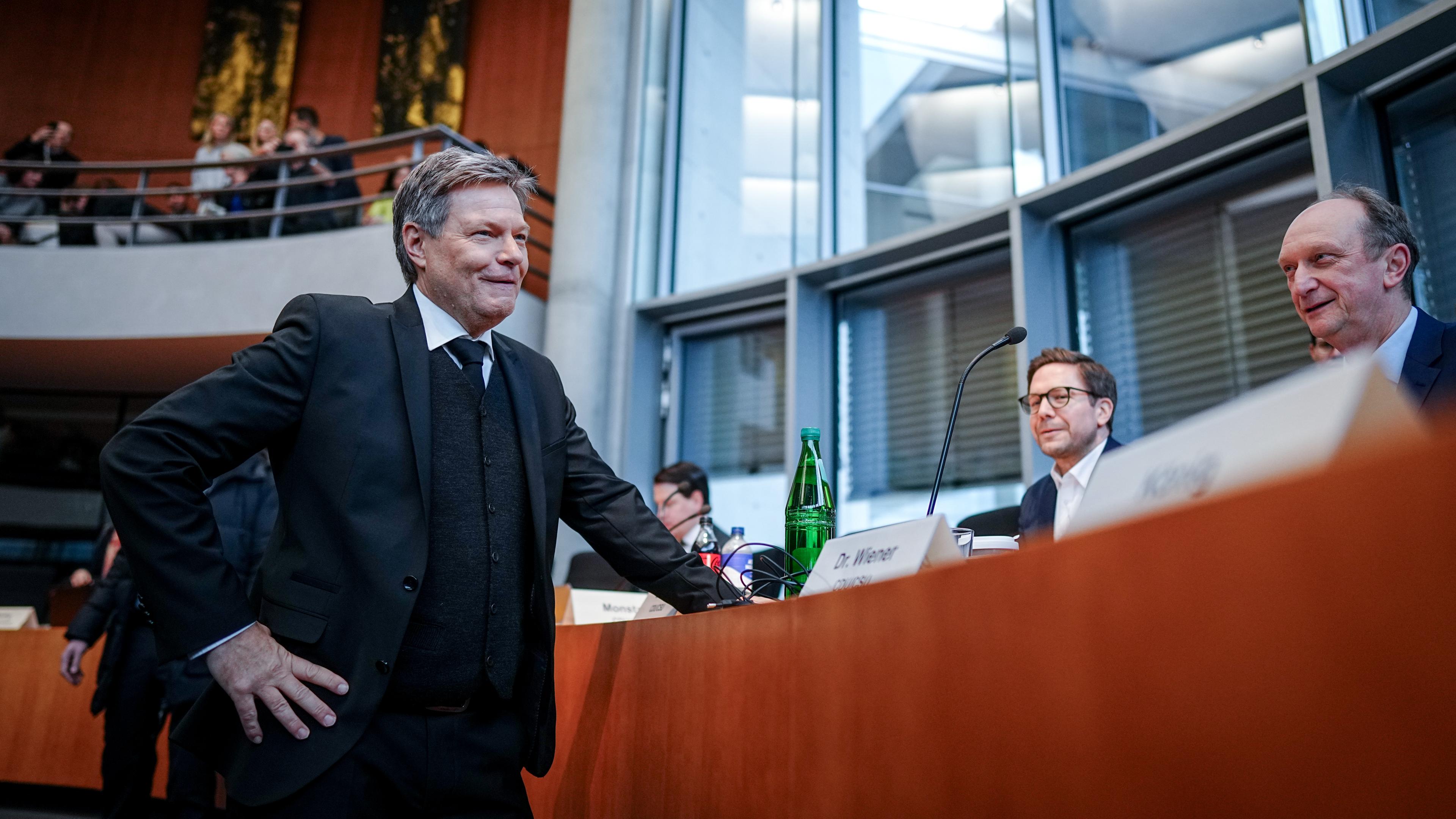 Robert Habeck nimmt als Zeuge an der Sitzung des Untersuchungsausschusses zum Atomausstieg teil.